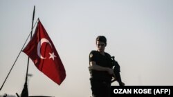 Полицейский в Стамбуле.