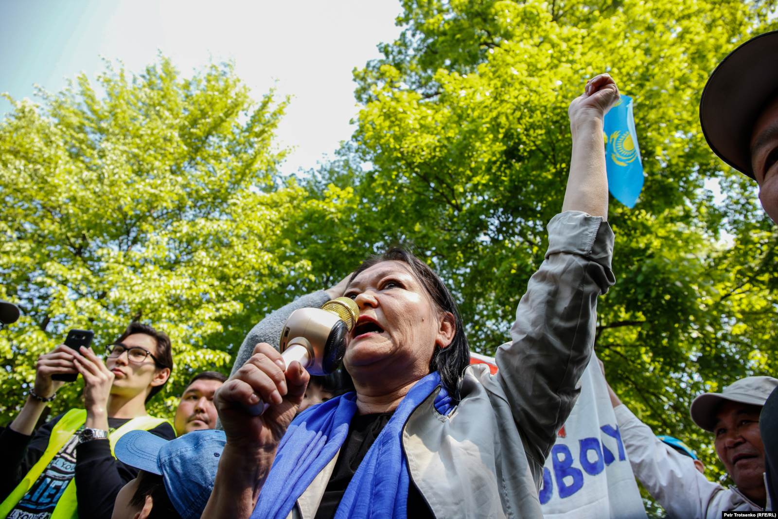 Наразылық шарасына келгендердің бірі өз талабын айтып тұр. Алматы, 1 мамыр 2019 жыл. 