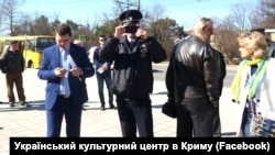 Російські силовики біля пам’ятника Тарасу Шевченку у Сімферополі, 9 березня 2017 року