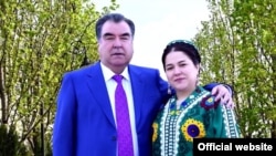 Тажик президенти Рахмон кызы Озода менен.