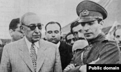 احمد قوام در کنار شاه جوان ایران