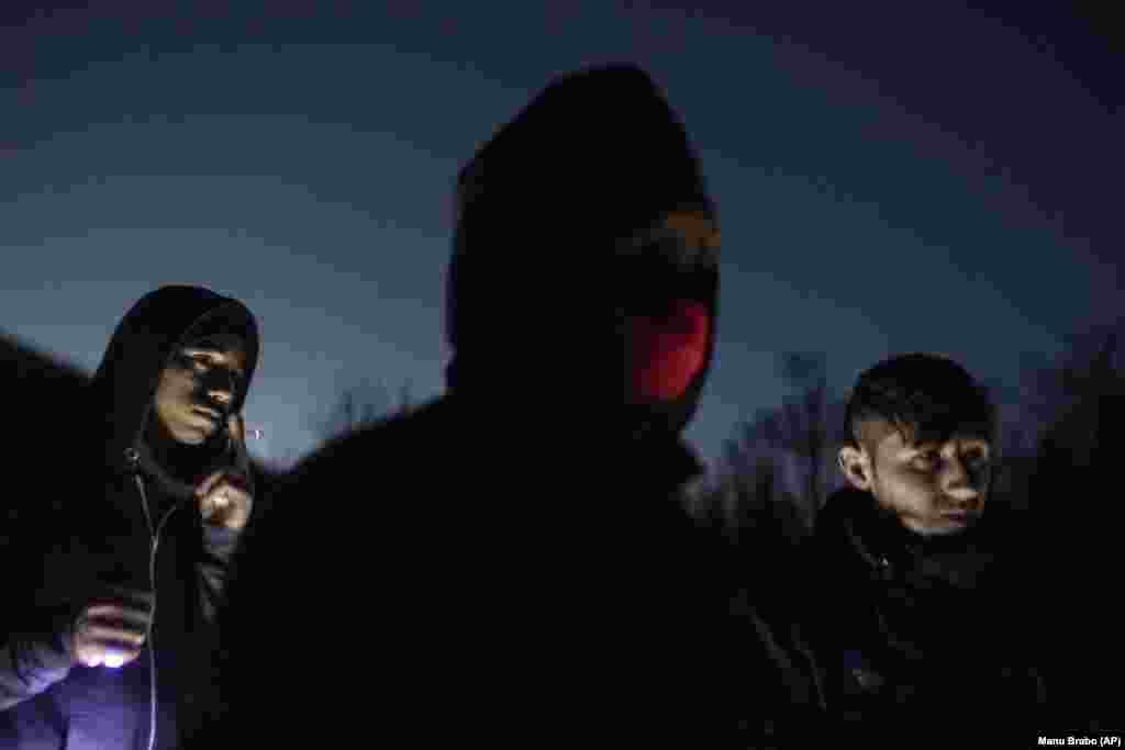 Migrantët afganë qëndrojnë pranë një fermë të braktisur në anën boshnjake të maleve afër kufirit me Kroacinë.&nbsp;