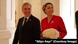 Түркіменстанның бұрынғы президенті Ғұрбанқұлы Бердімұхамедов (сол жақта) қызы Огулжахан Атабаевамен бірге Бакуде жүр.