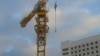 Строительный кран, на который взобрались Сандугаш Серикбаева и Уюм Жолдасбаева. Астана, 11 ноября 2013 года.