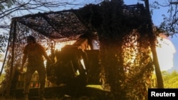 Українські військові ведуть вогонь на Донеччині, серпень 2025 року