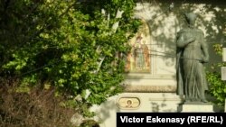 Monumentul lui Constantin Brâncoveanu din fața bisericii „Sf. Gheorghe“ din București