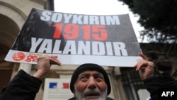 Акція протесту біля посольства Франції у Стамбулі (напис на плакаті «Геноцид – це брехня»), 23 грудня 2011 року