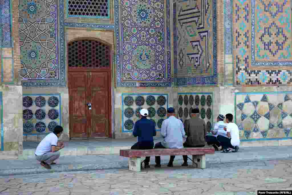 Верующие молятся у входа в мавзолей Ходжи Ахмеда Яссауи.&nbsp;