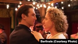 نمایی از فیلم «من مرد تو هستم»، ساختهٔ ماریا شریدر