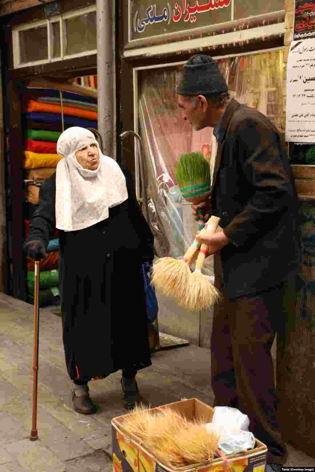 თეირანის ქუჩებში ნოვრუზის დღესასწაულისათვის დეკორაციები იყიდება.