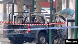 Оточений поліцією автомобіль, що згорів на в'їзді в торговельний центр у Мельбурні, 9 листопада 2018 року