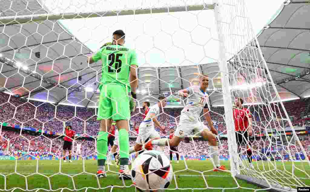 На 59-й минуте нападающий сборной Чехии Патрик Шик сравнял счёт