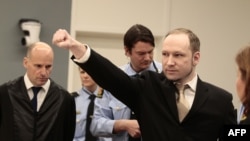 Появление Андерса Брейвика в суде города Осло. 16 апреля 2012 г