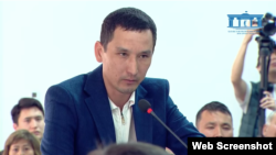 Шерзат Полаттың әкесі Қаржаубай Нұрымов сотта сұрақтарға жауап беріп тұр. Талдықорған, 18 сәуір 2025 жыл.