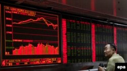 Një investitor shikon vlerën e aksioneve në tregun kinez. Fotografi ilustruese nga arkivi.