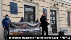 Учасники акції передали своє звернення представнику мерії з вимогою розглянути його під час сесії міської ради