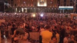 Жовті картки та повітряні кулі. Нічні протести у Грузії – відео