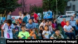 Locuitorii cartierului Blașcovici din Timișoara au fost chemați să participe la caravanele medicale și culturale care le pot aduce și sănătate și bună dispoziție. Au venit cu mic cu mare