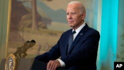 Se apropie Thanksgiving. Președintele american a făcut ieri, chiar de ziua sa de naștere, 20 noiembrie, gestul tradițional de a grația un curcan. Sărbătoarea de joi este însă marcată de griji și probleme. Aici, la recenta reuniune APEC, în prezența liderului chinez Xi Jingping. 