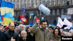 Виталий Кличко, Арсений Яценюк, а также Ярослав Качиньский, лидер польской оппозиционной партии "Право и справедливость", на митинге на проспекте Независимости. Киев, 1 декабря 2013 года