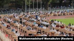 Өзбекстан. Орто мектептердин окуучуларынын бүтүрүү сынактары. 