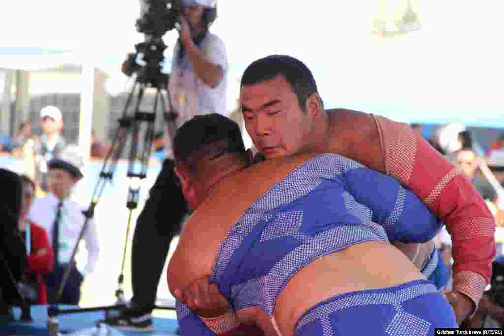 Күрөштүн бул түрүнөн 14 өлкөдөн 14 спортчу катышты.&nbsp;Таймаштардын жыйынтыгында алтын медалды монголиялык Дорж Анар тагынса, күмүш байге кытайлык Алатансухга буюрду. 3-орунду кыргызстандык Уларбек Күрүчбек уулу жана орусиялык Айдын Монгуш ээледи.