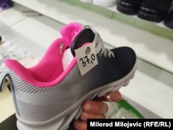 Підроблені кросівки Nike продаються за ціною близько 20 доларів у китайському магазині в Боснії і Герцеговині