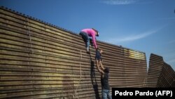 Мексика менен чек арадан ашып түшүп жаткандар. 25-ноябрь, 2018-жыл. 