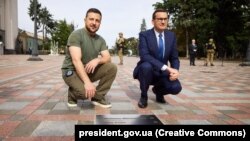 უკრაინის პრეზიდენტი ვოლოდიმირ ზელენსკი და პოლონეთის პრემიერ-მინისტრი მატეუშ მორავიეცკი კიევში, "სიმამაცის ხეივანში". 2022 წლის 9 სექტემბერი 