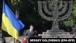 Президент України Володимир Зеленський вшановує пам'ять жертв Бабиного Яру, де нацисти розстріляли понад 100 тисяч людей: київських євреїв, ромів, в'язнів Сирецького концтабору, підпільників та пацієнтів психіатричної лікарні. Київ, Україна, 19 серпня 2019 року