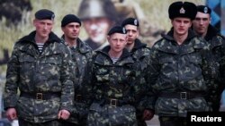 Українські військовослужбовці в Керчі, 4 березня 2014 року