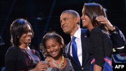 Барак Обама бо аҳли оилааш дар шаби интихоботи Амрико