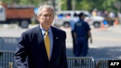 دولت بوش، احتمال استفاده از گزينه نظامی برای متوقف کردن ايران از دستيابی به سلاح های اتمی را رد نکرده است.