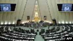 نمايندگان مجلس شورای اسلامی٬ علی رغم مخالفت رییس جمهوری ایران٬ در نشست علنی در ۲۸ آبان ماه طرح يک فوريتی لزوم بازرسی و انگشت نگاری از اتباع آمريکايی در مبادی ورودی کشور را تصويب نهايی کردند.