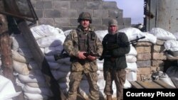 Юрій Сухарєв (ліворуч) у зоні АТО