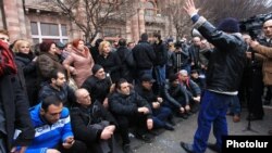 Представители малого и среднего бизнеса на прошедшей неделе провели у здания правительства Армении акцию протеста против введения нового налогового администрирования, потребовав отменить поправки в закон о налоге с оборота