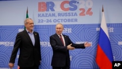 Ілюстраційне фото. Президенти Росії Володимир Путін і Ірану Масуд Пезешкян на саміті БРІКС у Казані, 2024 рік