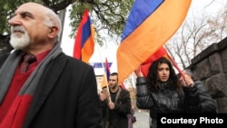 В Армении уже пошла большая волна недоверия, многие говорили, что все митинги проводились с той целью, чтобы отвлечь внимание от того, что 10-го октября Серж Саргсян должен подписать соглашение