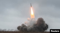 Українські військові стріляють із HIMARS по позиціях російських військ у Донецькій області, 9 жовтня 2025 року