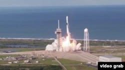 Цивільні астронавти полетять в космос на розробленому SpaceX кораблі Dragon. На орбіту його виведе ракета-носій цієї ж компанії – Falcon 9