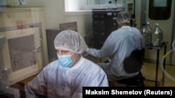  Vakcinakutatók a Moszkva közelében lévő Zelenogradban 2020. szeptember 18.