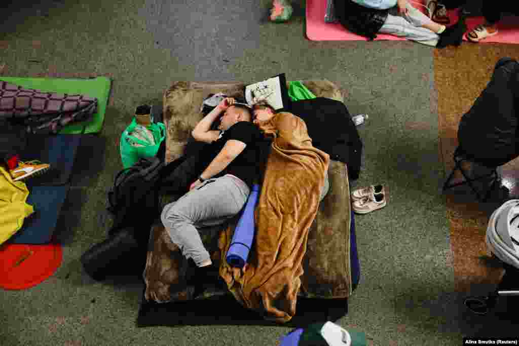 Banorë të Kievit teksa flinin në dyshemenë e një stacioni metroje, më 29 qershor.