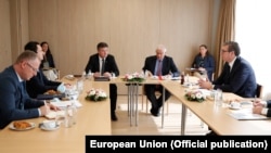 За словами Александара Вучича (праворуч), Альбін Курті (ліворуч у центрі) «вимагав» визнання Сербією незалежності Косова