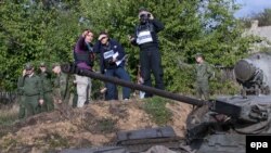 Проросійські бойовики залишають свої позиції під час розведення сил в селі Петрівське у Донецькій області, 3 жовтня 2016 року