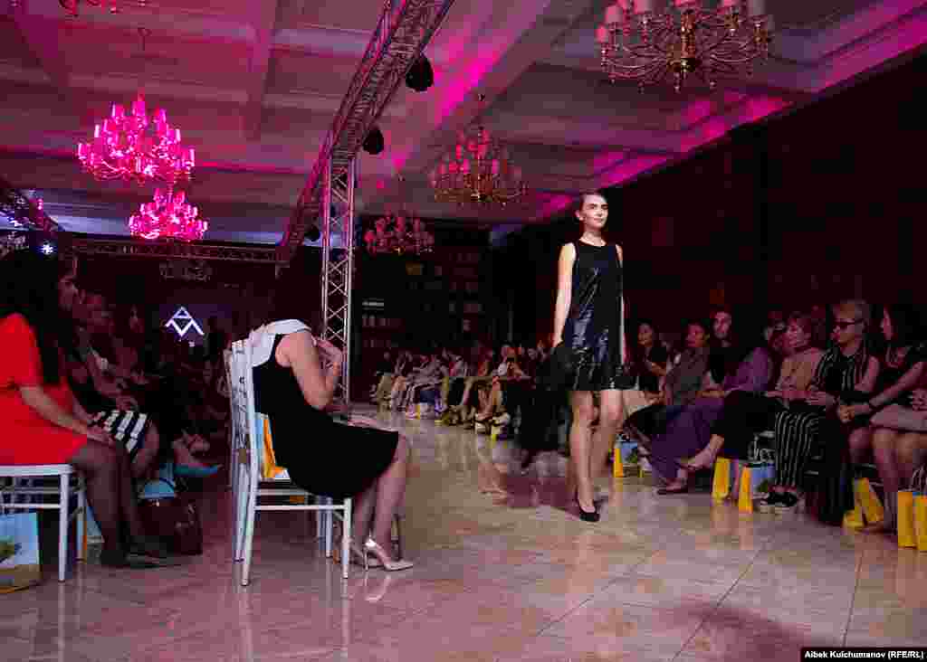 Мода көргөзмөсүндө он дизайнердин эмгеги көрсөтүлдү.