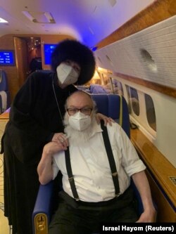 پولارد و همسرش در هواپیمای شخصی ادلسون به هنگام سفر به اسرائیل در ۳۰ دسامبر ۲۰۲۰