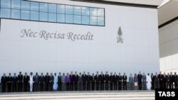 Групова фотографія світових лідерів під час останнього дня роботи саміту G8 у італійському містечку Аквіла, 10 липня 2009 р.