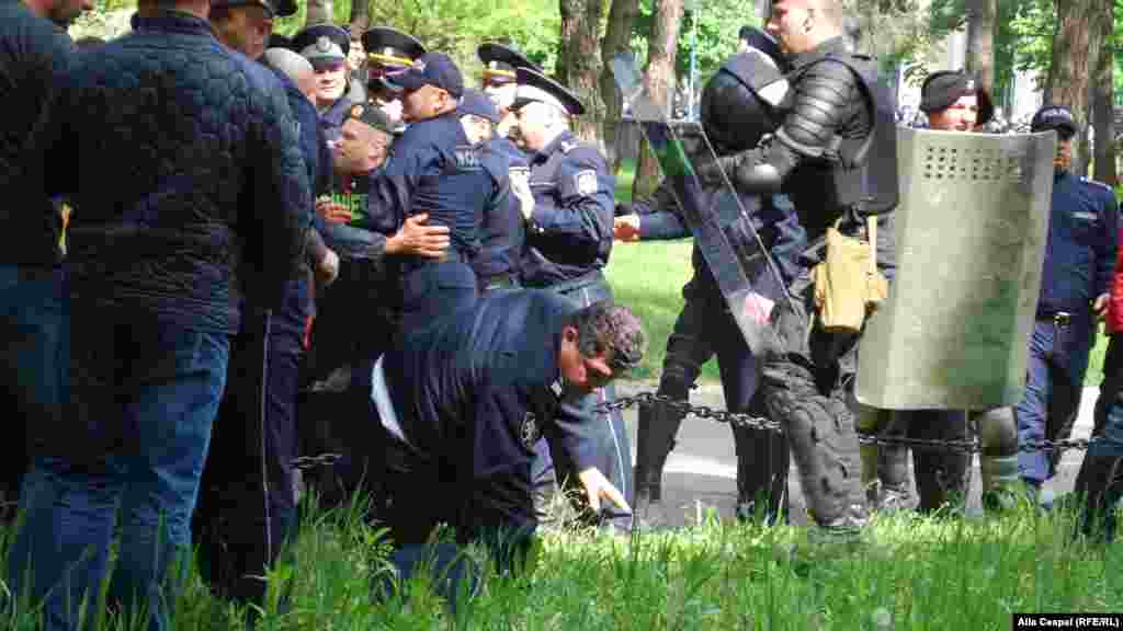 24 aprilie 2016. Încăierare între protestatari şi poliţişti
