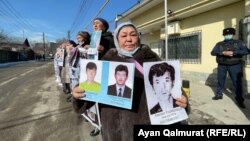 Үч уулунун боштондугун талап кылган Калида Акытхан. Казакстандагы Кытай консулдугунун алдында өткөн митинг. 