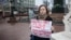 Анастасия Зотова с пикетом в поддержку Ильдара Дадина